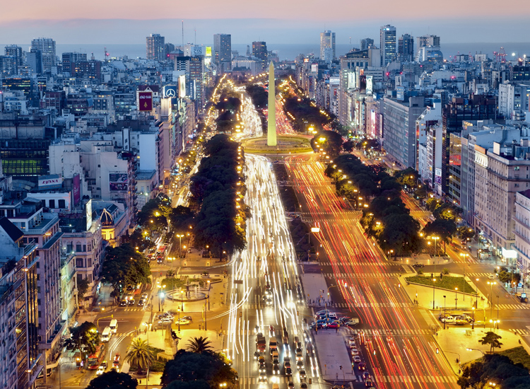 La trafficatissima avenida 9 de Julio con l'obelisco di plaza de la República